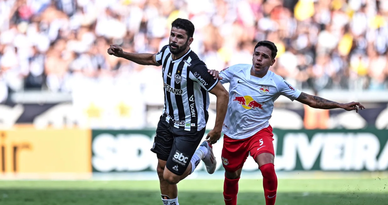 epa09624585 Diego Costa (L) of Atletico Mineiro fights for the ball with Jadsom (R) of Bragantino during the Brazilian Serie A championship match between Atletico Mineiro and Bragantino at the Governador Magalhaes Pinto stadium in Belo Horizonte, Brazil 05 December 2021. EPA/Yuri Edmundo/Foto: Yuri Edmundo