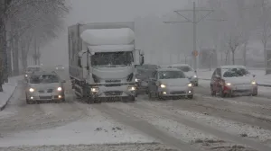 Snjeg šetnja saobračaj ilustracije zima/Senad Gubelić