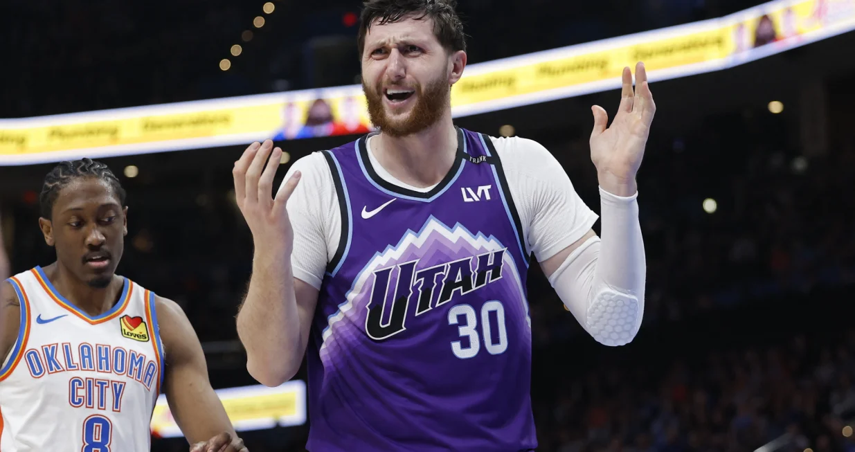 Jan 7, 2026; Oklahoma City, Oklahoma, USA; Utah Jazz center Jusuf Nurkić (30) reacts after a call against him during the second half against the Oklahoma City Thunder at Paycom Center. Mandatory Credit: Alonzo Adams-Imagn Images/Foto: Alonzo Adams