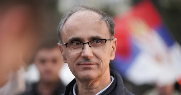 Beograd, 10. mart 2025. - Profesor doktor Đuro Macut održao je danas studentima koji žele da uče i koji su od četvrtka u Pionirskom parku predavanje i prilikom posete njima rekao je da se nada da će se oni uskoro vratiti u fakultetske klupe i istakao je da politika ne treba da bude deo univerziteta. FOTO TANJUG/ STRAHINJA AĆIMOVIĆ/ bs/Strahinja AĆimoviĆ