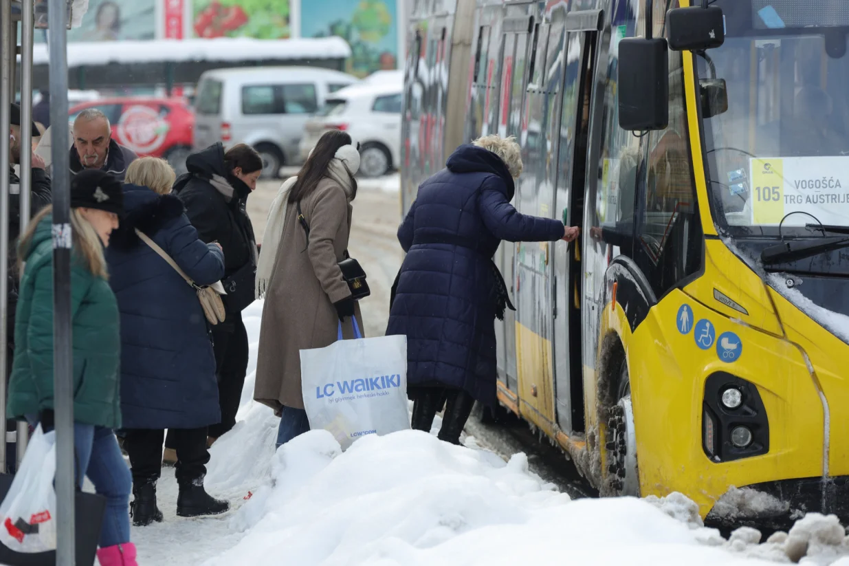 Trolejbuska stajali&scaron;ta neoči&scaron;ćena od snjega Trg Austrije/Senad Gubelić