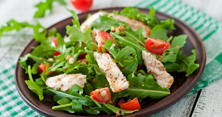 Savr&scaron;ena linija? Ova salata je va&scaron; novi najbolji prijatelj/Free Pik