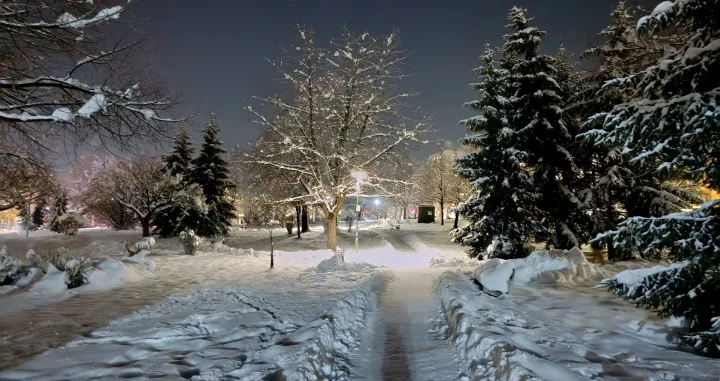Rasvjeta u parku Safeta Isovića vi&scaron;e priliči osvjetljenju u nekoj diskoteci/Oslobođenje