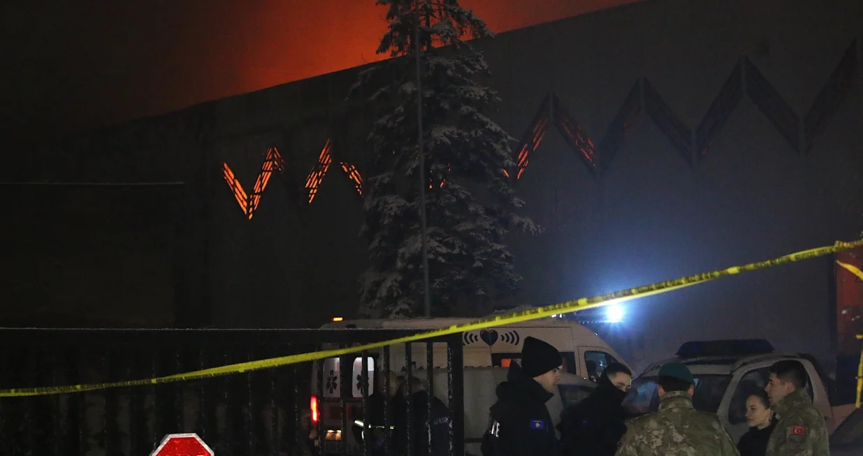 Дђakovica, Kosovo - 8. decembar:PoЕѕar velikih razmjera zahvatio je u ДЌetvrtak poslijepodne objekat jedne fabrike u gradu Дђakovici na Kosovu, gdje veД&Dagger; nekoliko sati traju napori na gaЕЎenju vatre (Erkin KeГ&sect;i - Anadolu Agency)/