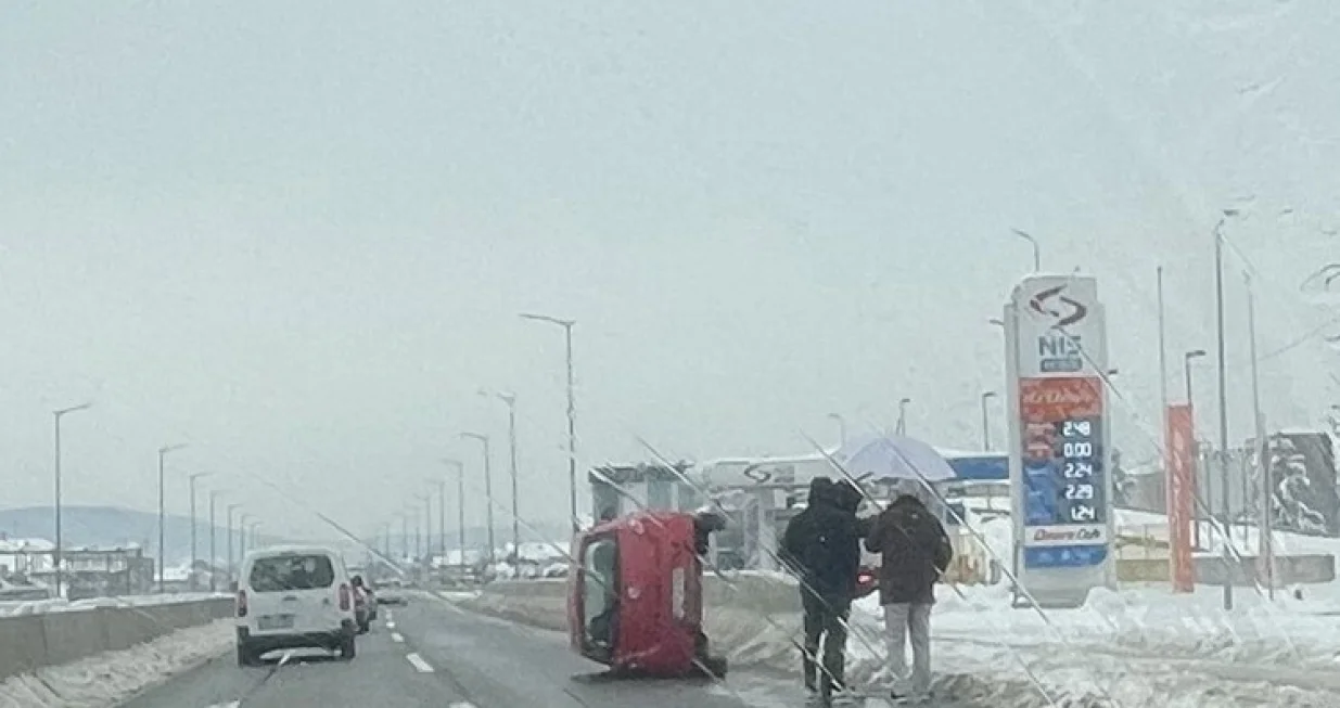Vozilo zavr&scaron;ilo na boku/Viber//