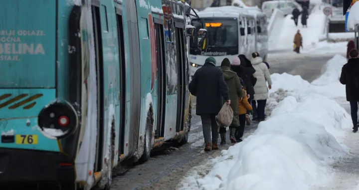 Trolejbuska stajali&scaron;ta neoči&scaron;ćena od snijega Trg Austrije/Senad Gubelić