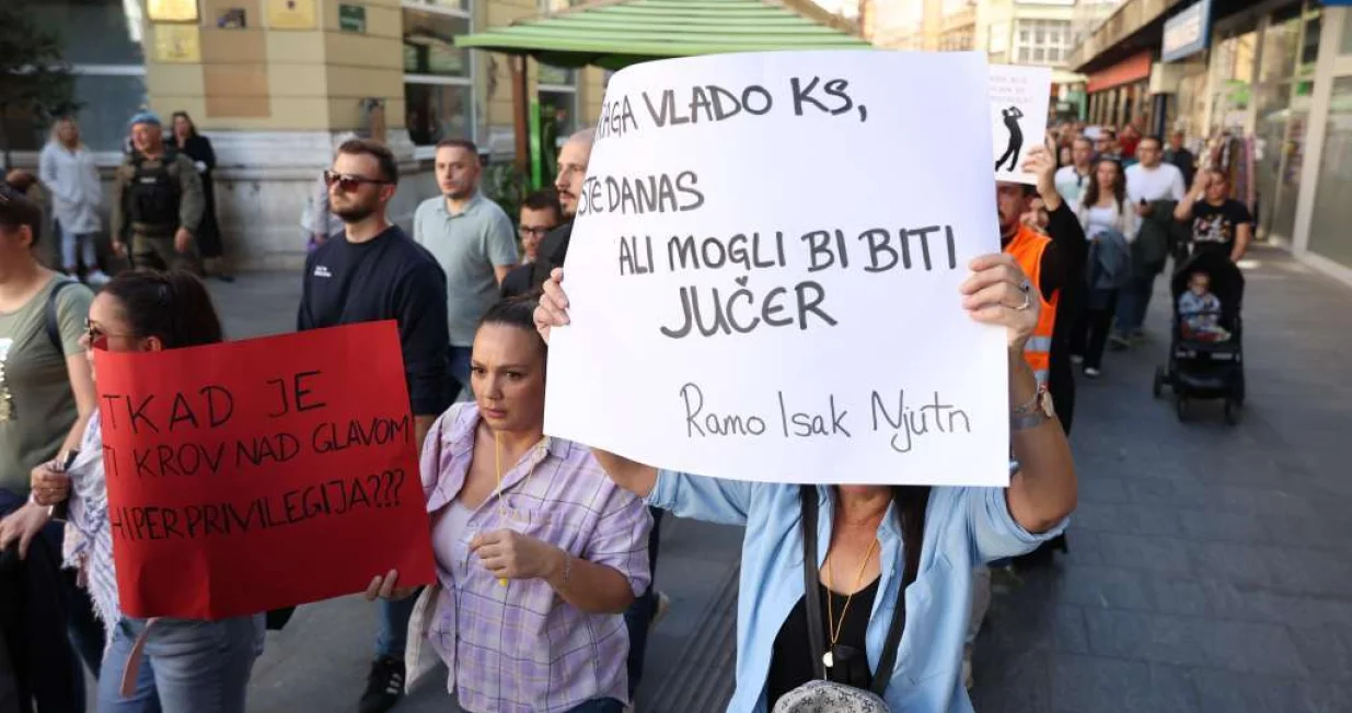 Novi protest grupe mladih ljudi nezadovoljnih zbog iznosa subvencije koju im je Vlada KS dodijela za rje&scaron;avanje stambenog pitanja/Fena