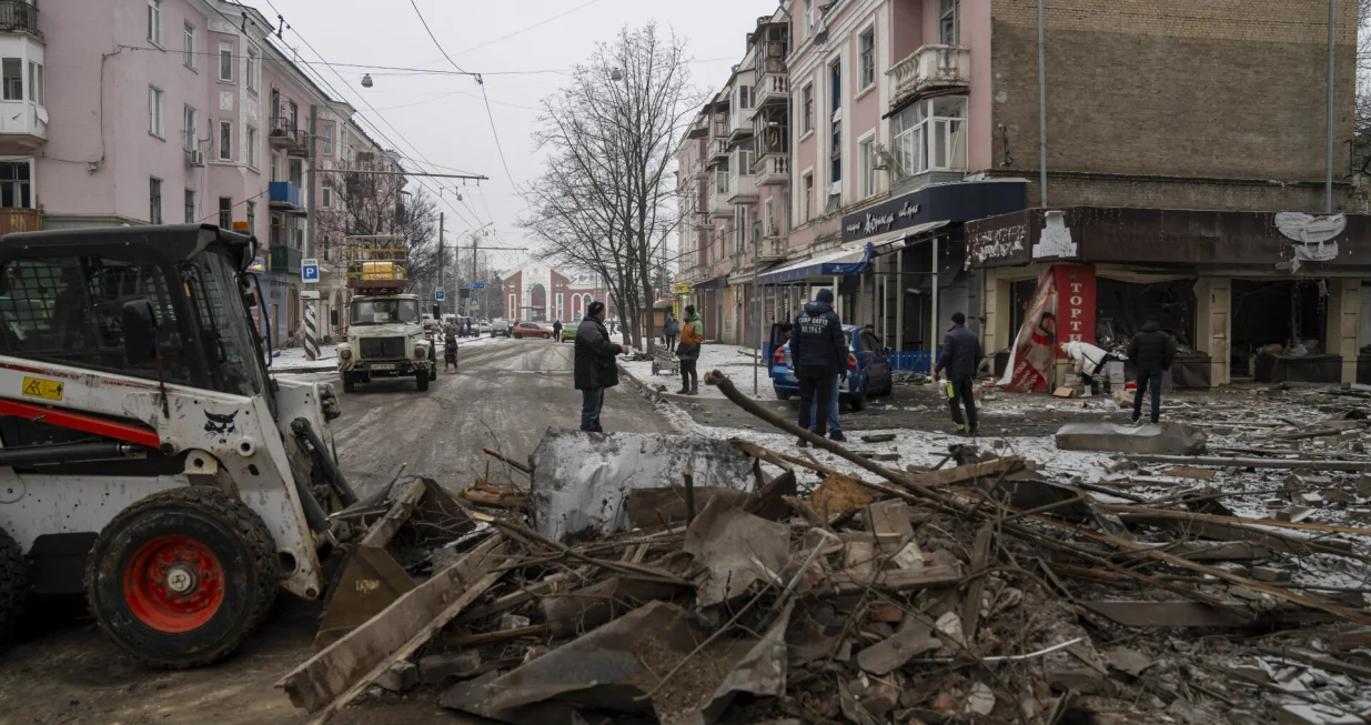 KRAMATORSK, UKRAJINA - 16. DECEMBAR: Posljedice noД&Dagger;nog napada navoД'enom bombom FAB-250 na stambeno podruДЌje u starom gradu Kramatorsku u Ukrajini, 16. decembra 2025. U noД&Dagger;i 15. decembra, ruske trupe izvele su zraДЌne napade na Kramatorsk, prema rijeДЌima ЕЎefa Ministarstva vanjskih poslova Kramatorska Oleksandra GonДЌarenka. Dvije navoД'ene bombe FAB-250 pogodile su stambenu infrastrukturu. (Jose Colon - Anadolu Agency)/