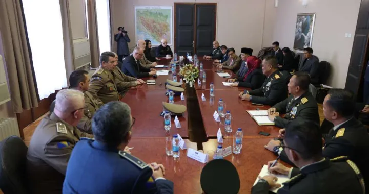 Ministri odbrane Bosne i Hercegovine i Republike Indonezije, Zukan Helez i Syafrie Syamsuddin, održali su danas sastanak u Sarajevu na kojem je potvrđena posvećenost jačanju odbrambene saradnje dviju zemalja, a dvojica generala potpisali su i zajedničku izjavu o otpočinjanju procesa uspostave vojne bilateralne saradnje, uz naglasak da mir nema alternativu i da će saradnja doprinijeti stabilnosti i povjerenju na globalnom nivou./Hazim Aljović