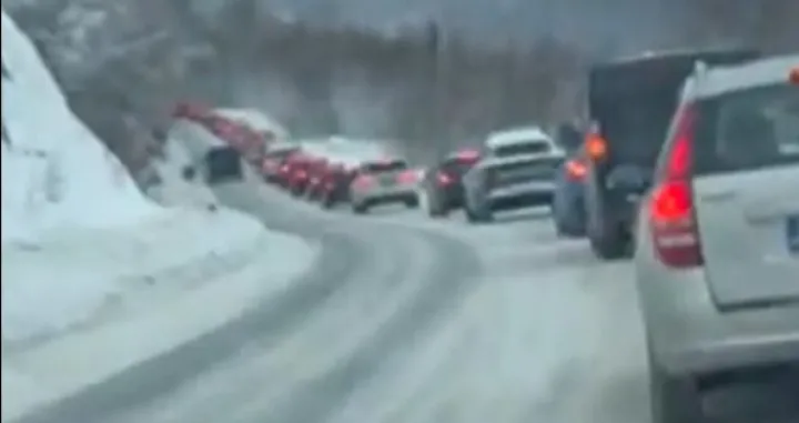 Nepregledna kolona vozila/Screenshot/