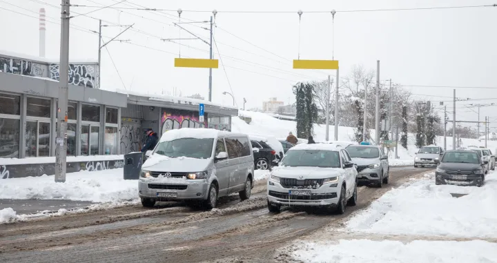 Zagreb, Hrvatska - 7. siječnja 2026: Obilne snježne padaline zahvatile su Zagreb i veći dio Hrvatske. U glavnom gradu palo je vi&scaron;e desetaka centimetara snijega, &scaron;to je uzrokovalo probleme u svakodnevnom prometu, zatvaranje Sljemenske ceste i otežano kretanje pje&scaron;aka (Stipe Majic - Anadolu Agency)/