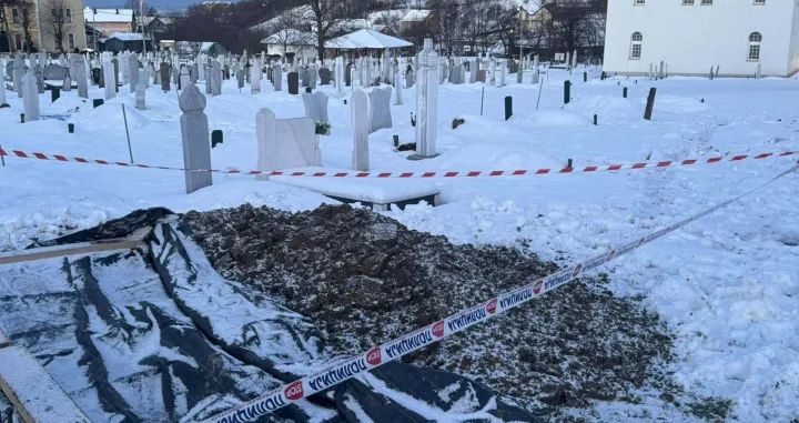 Prilikom iskopavanja kabura za dženazu u mezarlucima Mutnik, u Kozarcu, u petak, 10. januara, pronađena je kost omotana žicom/Jasmin Ef. Glamočanin