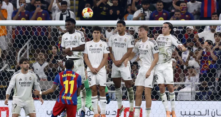 Soccer Football - Spanish Super Cup - Final - FC Barcelona v Real Madrid - King Abdullah Sports City Stadium, Jeddah, Saudi Arabia - January 11, 2026 Real Madrid's Aurelien Tchouameni, Real Madrid's Gonzalo Garcia, Real Madrid's Jude Bellingham, Real Madrid's Dean Huijsen and Real Madrid's Alvaro Carreras in the wall as FC Barcelona's Raphinha shoots at goal from a free kick REUTERS/Vincent West/Foto: Vincent West