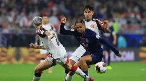Soccer Football - FIFA Intercontinental Cup - Final - Paris St Germain v Flamengo - Ahmad Bin Ali Stadium, Al-Rayyan, Qatar - December 17, 2025 Flamengo's Gullermo Varela and Flamengo's Erick Pulgar in action with Paris St Germain's Bradley Barcola REUTERS/Thaier Al-Sudani/Foto: Thaier Al-sudani