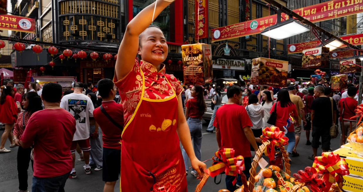 +Bangkok, Tajland - 10. februar 2024: U subotu su ljudi ?irom Azije proslavili Lunarnu novu godinu uz radosna porodi?na okupljanja, festivale i posjete hramovima tra?e?i blagoslove za narednu godinu. U Bangkoku, na Tajlandu, gomile su se sjatile u kinesku ?etvrt Yaowarat, obilje?avaju?i prvi dan Lunarne nove godine, "godine zmaja". Pozdravljaju?i "godinu zmaja", svijet se oprostio od zeca, jer je prigrlio jedino mitsko stvorenje u 12 kineskih horoskopskih znakova. (Matt Hunt - Anadolu Agency)/Matt Hunt 