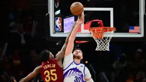 Jan 12, 2026; Cleveland, Ohio, USA; Utah Jazz center Jusuf Nurkic (30) blocks the shot of Cleveland Cavaliers forward Nae'qwan Tomlin (35) during the second half at Rocket Arena. Mandatory Credit: Ken Blaze-Imagn Images/Foto: Ken Blaze