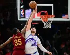 Jan 12, 2026; Cleveland, Ohio, USA; Utah Jazz center Jusuf Nurkic (30) blocks the shot of Cleveland Cavaliers forward Nae'qwan Tomlin (35) during the second half at Rocket Arena. Mandatory Credit: Ken Blaze-Imagn Images/Foto: Ken Blaze