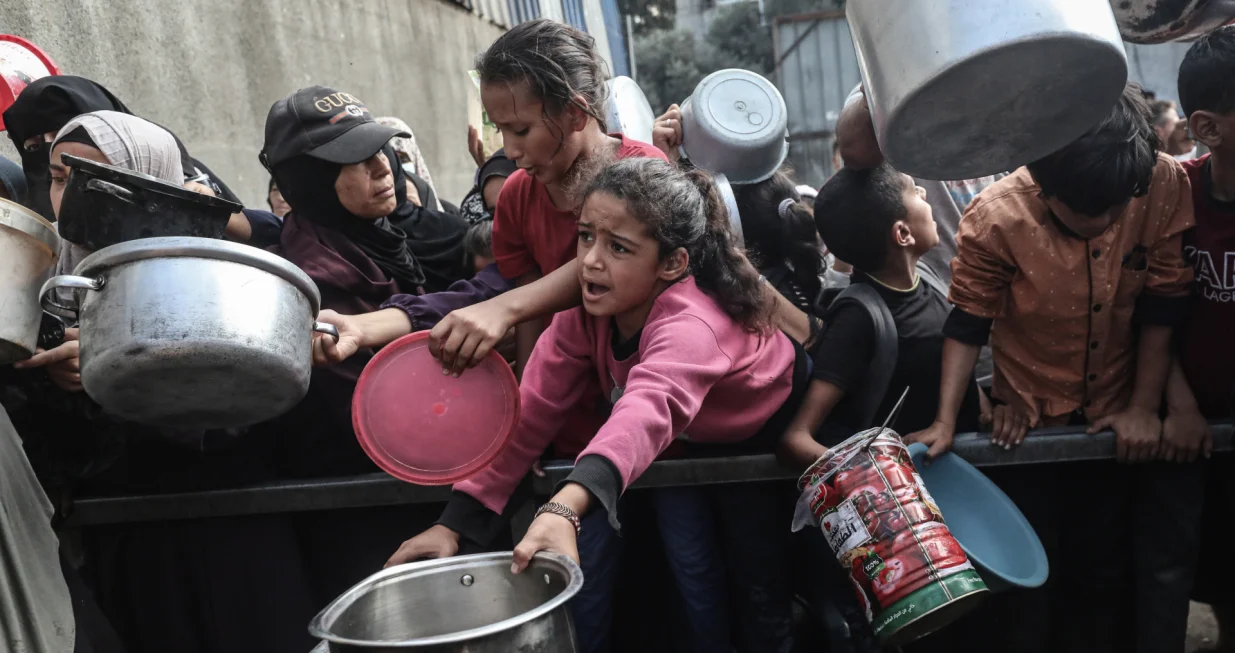 NUSEIRAT, GAZA - 12. NOVEMBAR: Dobrotvorna organizacija distribuira tople obroke raseljenim Palestincima u izbjegličkom kampu Nuseirat u centralnoj Gazi, gdje su mnogi smje&scaron;teni nakon &scaron;to su bili prisiljeni napustiti svoje domove zbog izraelskih napada 12. novembra 2025. godine. Formirali su se dugi redovi dok su mu&scaron;karci, žene i djeca čekali hranu. (Moiz Salhi - Anadolu Agency)/