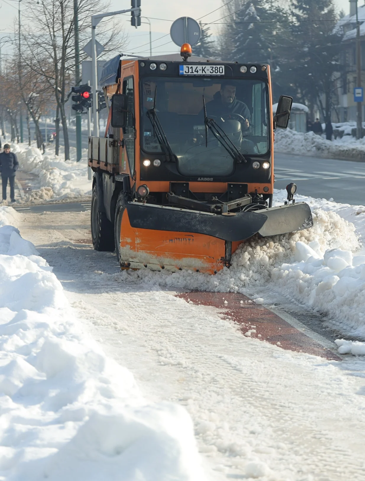 Dobrinja snjeg či&scaron;ćenje smeće stajali&scaron;te pje&scaron;aci/Senad Gubelić