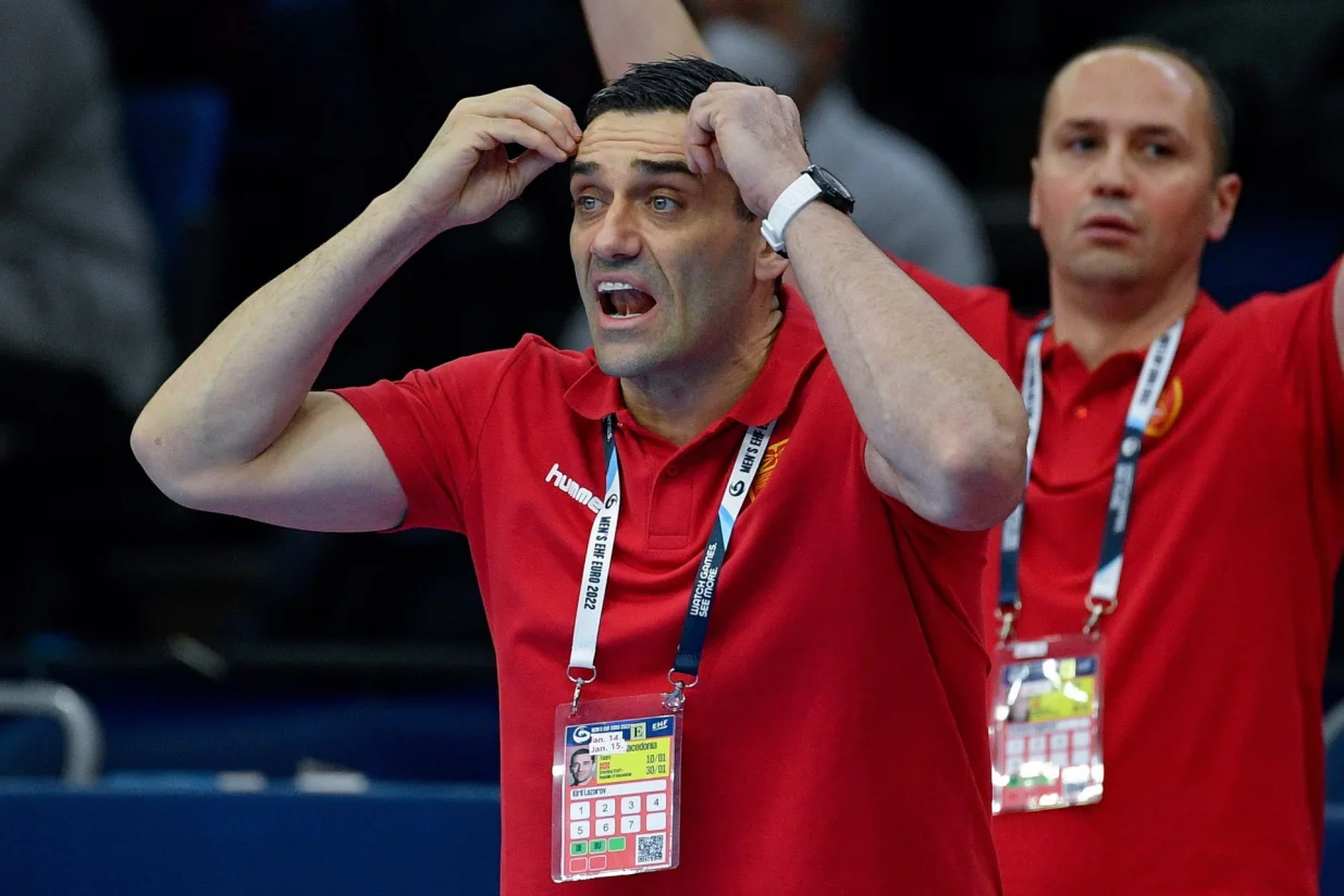 epa09688064 Head coach Kiril Lazarov of North Macedonia reacts during the Men's European Handball Championship preliminary round match between North Macedonia and Montenegro at the Fonix Arena in Debrecen, Hungary, 15 January 2022. EPA/Zsolt Czegledi HUNGARY OUT/Foto: Zsolt Czegledi