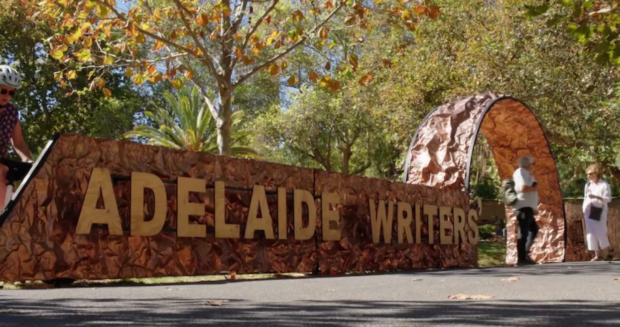 Jedan od najznačajnijih književnih događaja u Australiji, Adelaide Writers' Week, ove godine neće biti održan nakon &scaron;to je veliki broj autora odlučio povući svoje uče&scaron;će. Otkazivanje festivala uslijedilo je nakon odluke organizatora da iz programa uklone palestinsko australsku autoricu Randu Abdel Fattah, &scaron;to je izazvalo snažnu reakciju književne i &scaron;ire kulturne javnosti/