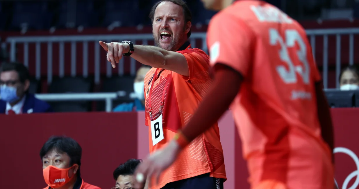epa09383525 Coach Dagur Sigurdsson of Japan gives instructions during the Men's Handball preliminary round match between Portugal and Japan at the Tokyo 2020 Olympic Games at the Yoyogi National Gymnasium arena in Tokyo, Japan, 01 August 2021. EPA/WU HONG/Foto: Wu Hong