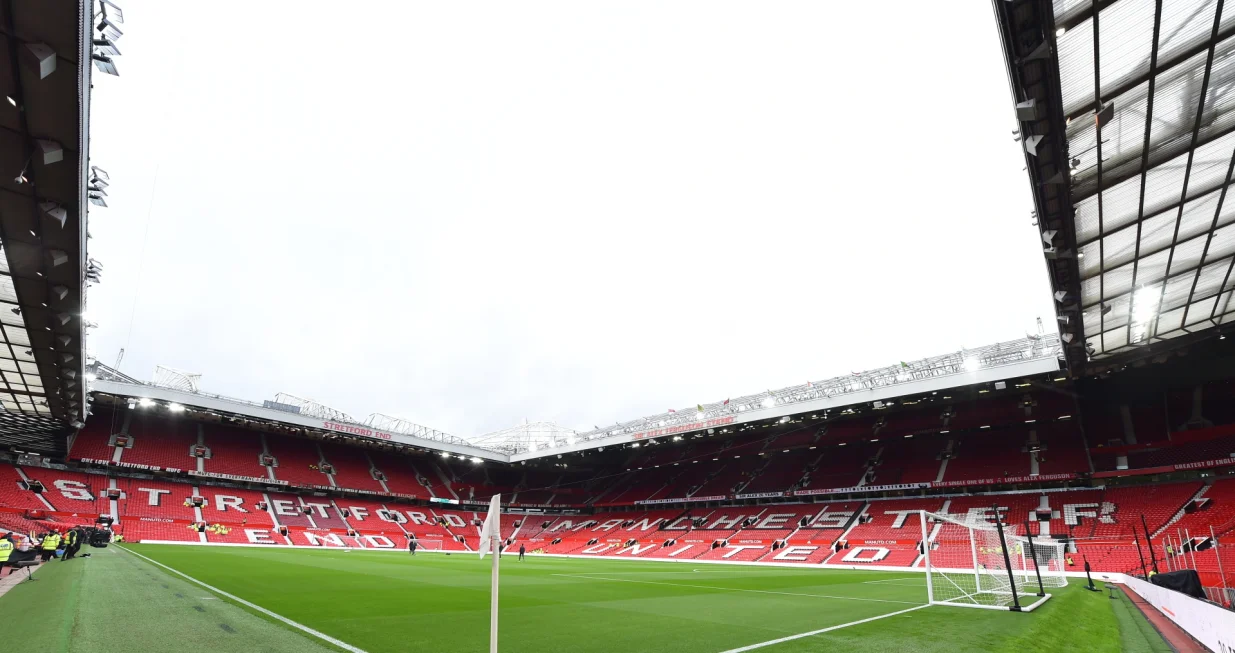 epa09543479 General view of the Old Trafford stadium ahead of the English Premier League soccer match between Manchester United and Liverpool FC in Manchester, Britain, 24 October 2021. EPA/PETER POWELL EDITORIAL USE ONLY. No use with unauthorized audio, video, data, fixture lists, club/league logos or 'live' services. Online in-match use limited to 120 images, no video emulation. No use in betting, games or single club/league/player publications/Foto: Peter Powell