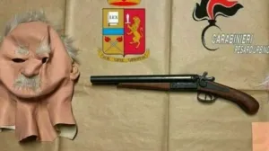  Maske za pljačku i oružje su uglavnom nabavljali preko interneta/Carabinieri Pesaro Urbino//