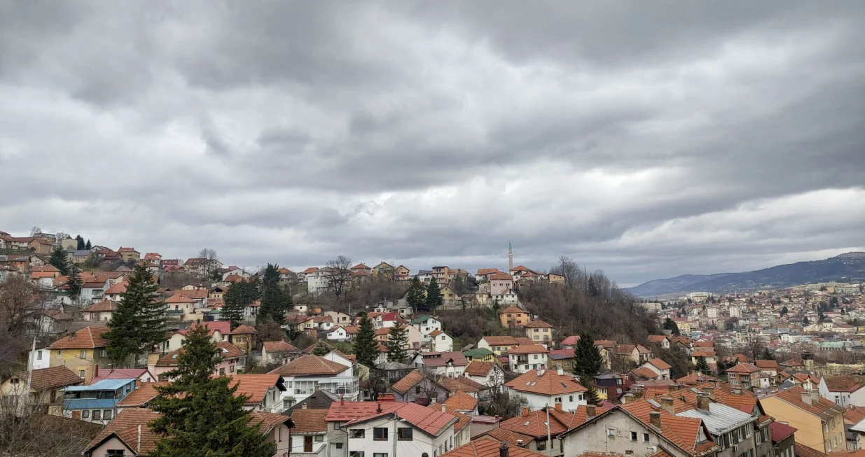 Oblačno vrijeme panorama Sarajeva/Damir Deljo