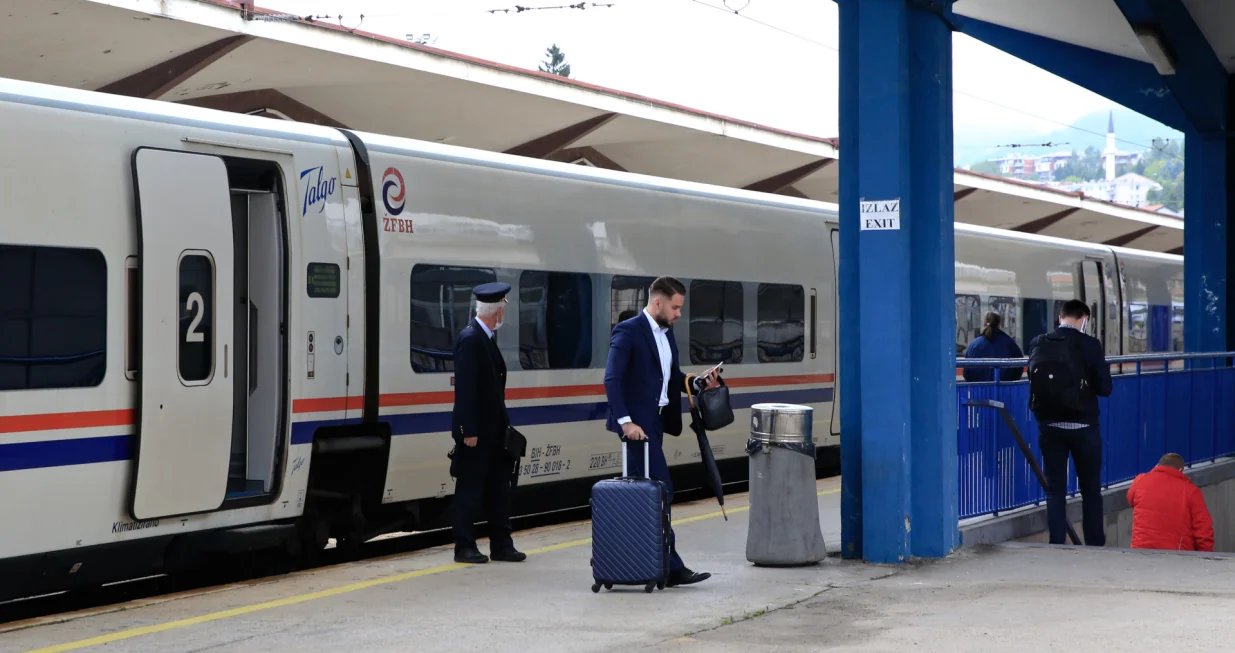 Sarajevo, Bosna i Hercegovina - 1. juni 2020:Nakon pauze od vi&scaron;e od dva mjeseca, u sklopu mjera poduzetih zbog &scaron;irenja koronavirusa, u Federaciji Bosne i Hercegovine ponovno je uspostavljen željeznički saobraćajŽeljeznice Federacije Bosne i Hercegovine od danas uspostavljaju željeznički putnički prevoz u lokalnom saobraćaju, a vozovi će voziti u skladu sa izmijenjenim redom vožnje Na Željezničku stanicu u Sarajevo u jutarnjim satima stigao je voz sa dvadesetak putnika, koji saobraća na relaciji Sarajevo - Čapljina - Sarajevo (Mustafa &Ouml;zt&uuml;rk - Anadolu Agency)/Mustafa &Ouml;zt&uuml;rk