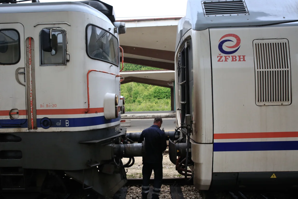 Sarajevo, Bosna i Hercegovina - 1. juni 2020:Nakon pauze od vi&scaron;e od dva mjeseca, u sklopu mjera poduzetih zbog &scaron;irenja koronavirusa, u Federaciji Bosne i Hercegovine ponovno je uspostavljen željeznički saobraćajŽeljeznice Federacije Bosne i Hercegovine od danas uspostavljaju željeznički putnički prevoz u lokalnom saobraćaju, a vozovi će voziti u skladu sa izmijenjenim redom vožnje Na Željezničku stanicu u Sarajevo u jutarnjim satima stigao je voz sa dvadesetak putnika, koji saobraća na relaciji Sarajevo - Čapljina - Sarajevo (Mustafa &Ouml;zt&uuml;rk - Anadolu Agency)/Mustafa &Ouml;zt&uuml;rk