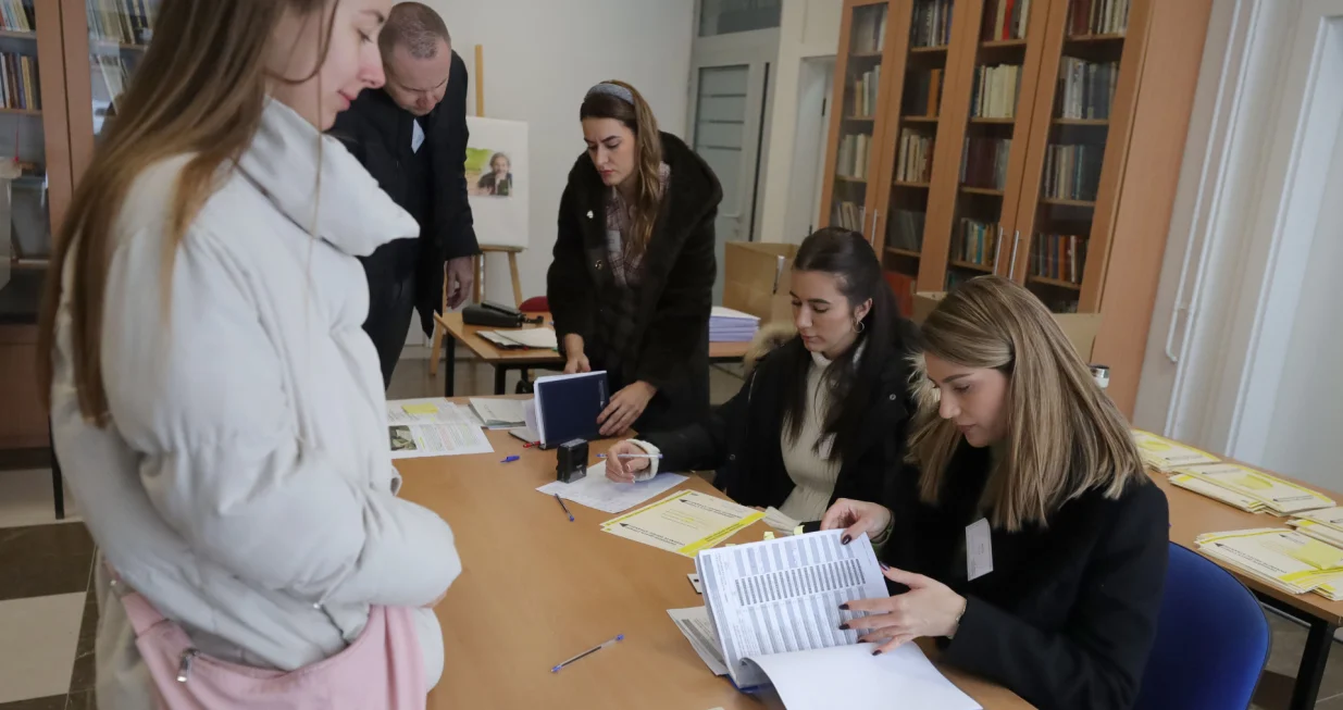 Prijevremeni izbori za predsjednika Republike Srpske. Istočno Sarajevo - Lukavica glasanje/Senad Gubelić