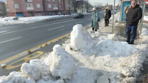 Dobrinja snjeg čišćenje smeće stajalište pješaci/Senad Gubelić