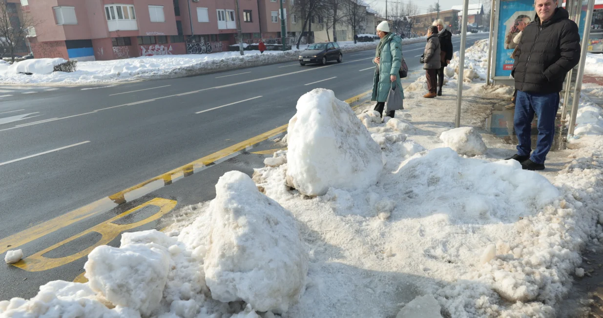 Dobrinja snjeg či&scaron;ćenje smeće stajali&scaron;te pje&scaron;aci/Senad Gubelić
