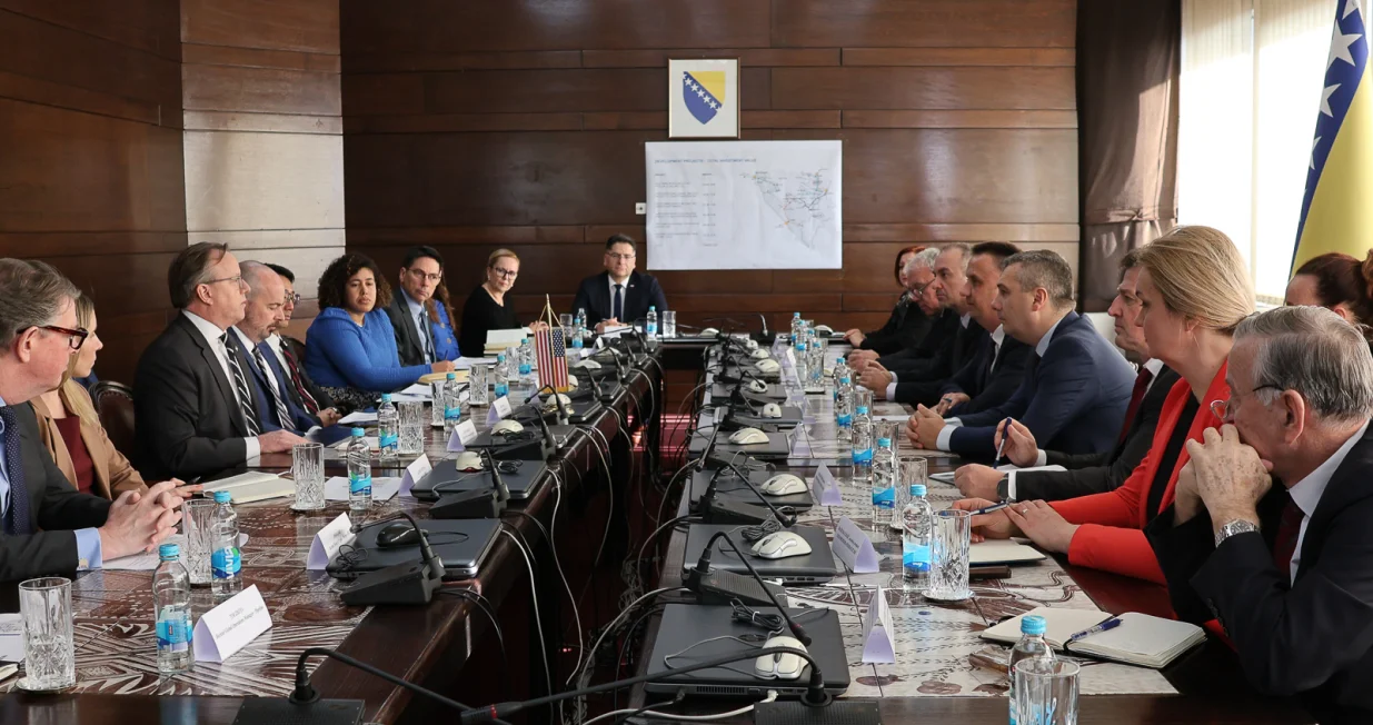 Delegacija Vlade Federacije BiH, predvođena Vedranom Lakićem i Nerinom Dizdarom razgovarala je danas sa otpravnikom poslova Ambasade SAD-a u BiH Johnom Ginkelom, te delegacijama Globalnog tima za energetsku industriju Američke agencije za trgovinu i razvoj (USTDA) i američke kompanije Bechtel//