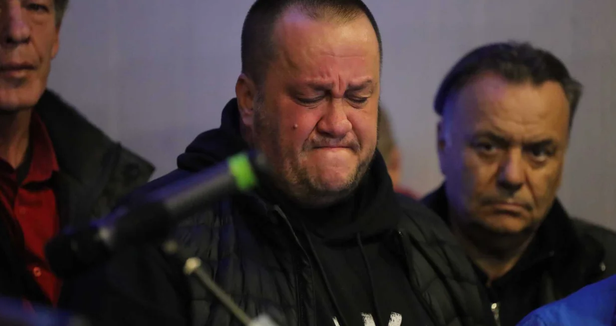 Građani se okupili na platou Skenderije kako bi odali počast Halidu Be&scaron;liću, među njima i Halidov sin Dino Be&scaron;lić/Senad Gubelić