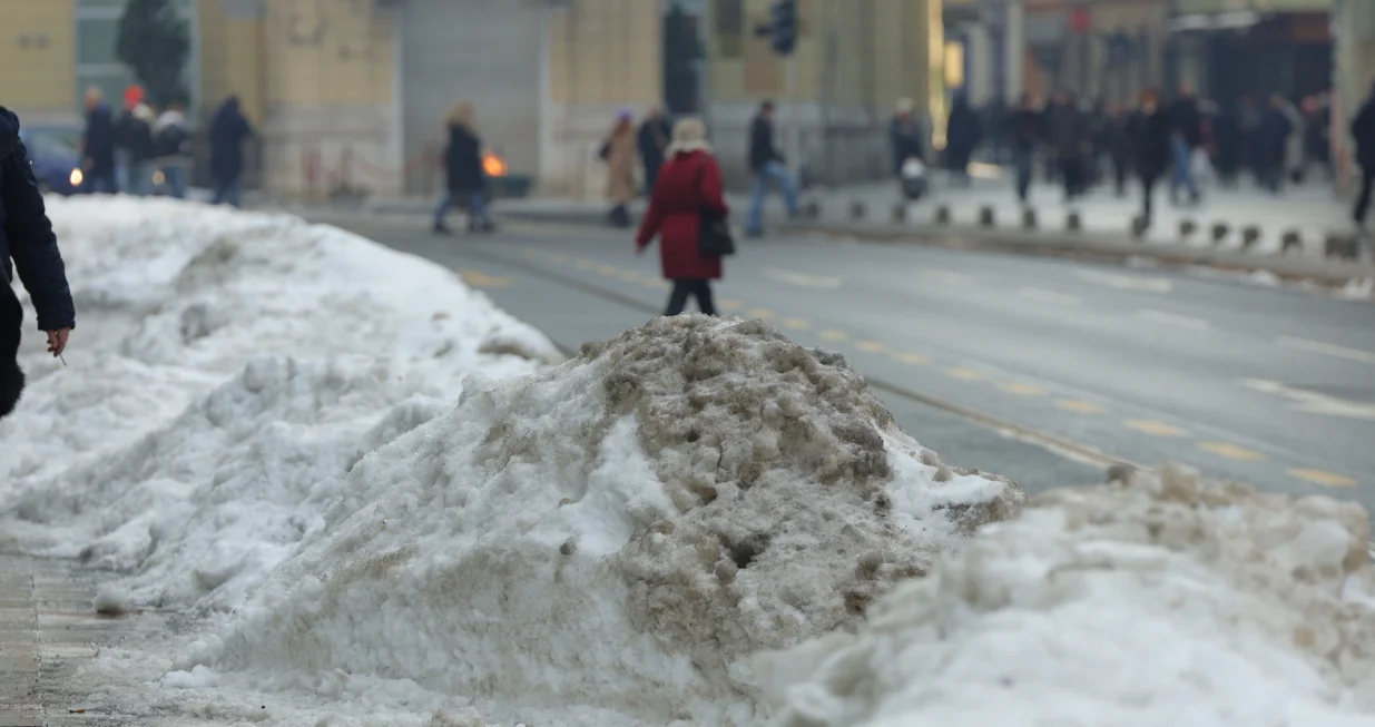 Snijeg ledenice či&scaron;ćenje jutarnja razglednica/Senad Gubelić