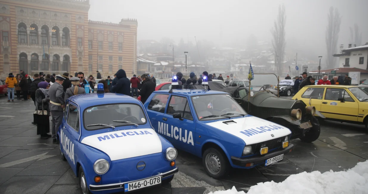 Sarajevo, BiH - 17. januar 2026: UДЌesnici Zimskog oldtimer rallyja Subotica - Sarajevo danas su u glavnom gradu Bosne i Hercegovine izloЕѕili svoje ДЌetverotoДЌkaЕЎe svim zainteresovanim ljubiteljima starih automobila.ДЊlanovi 50-ak oldtimer posada iz Srbije, MaД'arske, Rumunije, Slovenije, Hrvatske, Crne Gore i Bosne i Hercegovine u zimskim uslovima povezuju dva grada, promoviЕЎu turistiДЌku ponudu Sarajeva i BiH te jaДЌaju meД'unarodnu saradnju i prijateljstvo meД'u uДЌesnicima. Ovo je veД&Dagger; 4. meД'unarodni zimski oldtimer rally izmeД'u dva grada.Kolona je stigla u Sarajevo u petak, a danas su automobili izloЕѕeni prekoputa VijeД&Dagger;nice nakon voЕѕnje sarajevskim ulicama (Denis Zuberi - Anadolu Agency)/