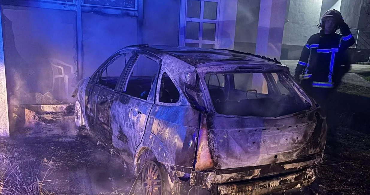 Automobil izgorio na parkingu kod restorana Borik u mjestu Želju&scaron;a, sjeverno od Mostara/Pvj Mostar