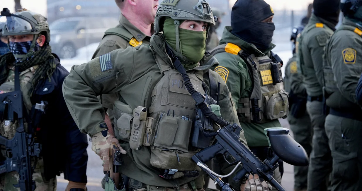 A member of the Special Response Team (SRT) holds his weapons at a protest against the fatal shooting of Renee Nicole Good by a U.S. Immigration and Customs Enforcement (ICE) agent, during a rally against increased immigration enforcement across the city outside the Whipple Building in Minneapolis, Minnesota, U.S., January 8, 2026. REUTERS/Tim Evans  TPX IMAGES OF THE DAY/Tim Evans
