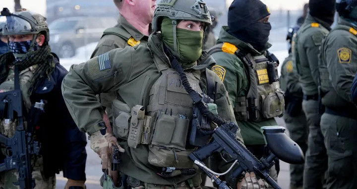 A member of the Special Response Team (SRT) holds his weapons at a protest against the fatal shooting of Renee Nicole Good by a U.S. Immigration and Customs Enforcement (ICE) agent, during a rally against increased immigration enforcement across the city outside the Whipple Building in Minneapolis, Minnesota, U.S., January 8, 2026. REUTERS/Tim Evans  TPX IMAGES OF THE DAY/Tim Evans