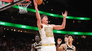 Jan 17, 2026; Atlanta, Georgia, USA; Boston Celtics center Luka Garza (52) grabs a rebound against the Atlanta Hawks in the third quarter at State Farm Arena. Mandatory Credit: Brett Davis-Imagn Images/Foto: Brett Davis