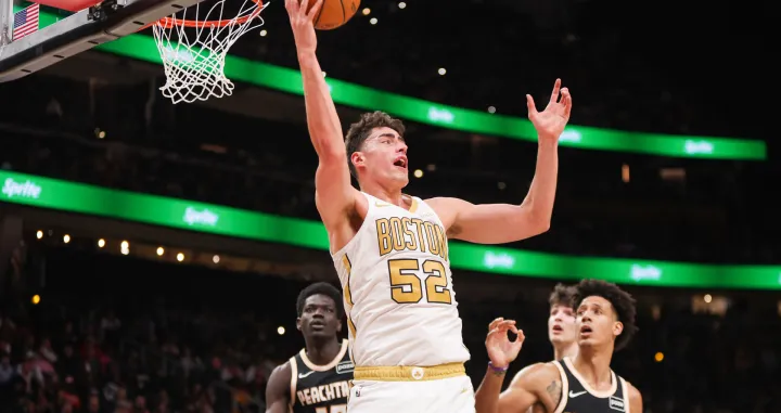 Jan 17, 2026; Atlanta, Georgia, USA; Boston Celtics center Luka Garza (52) grabs a rebound against the Atlanta Hawks in the third quarter at State Farm Arena. Mandatory Credit: Brett Davis-Imagn Images/Foto: Brett Davis