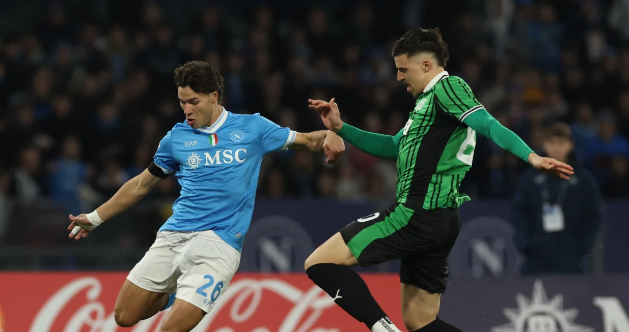 Soccer Football - Serie A - Napoli v U.S. Sassuolo - Stadio Diego Armando Maradona, Naples, Italy - January 17, 2026 Napoli's Antonio Vergara in action with U.S. Sassuolo's Tarik Muharemovic REUTERS/Ciro De Luca/Foto: Ciro De Luca