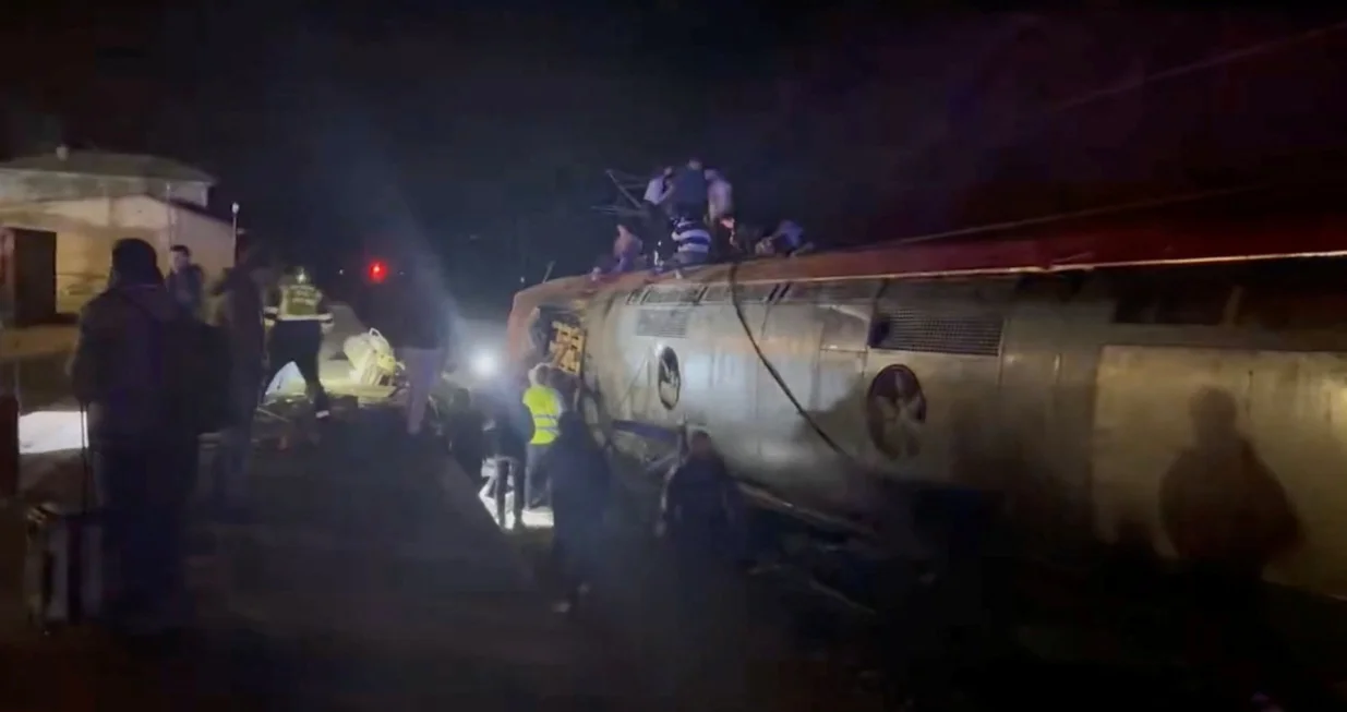 Emergency responders work at the site after a high-speed train derailed and smashed into another oncoming train, near Adamuz, in Cordoba province, Spain, January 18, 2026 in this screengrab taken from a social media video. @ibuprofeno600mg via X/via REUTERS THIS IMAGE HAS BEEN SUPPLIED BY A THIRD PARTY. MANDATORY CREDIT. NO RESALES. NO ARCHIVES. VERIFICATION - Reuters was able to confirm the location by comparing corroborating visuals from the scene and local reports. Train interiors, seats, and exteriors also matched the file images. Reuters was able to confirm the date through several corroborating reports./@ibuprofeno600mg Via X