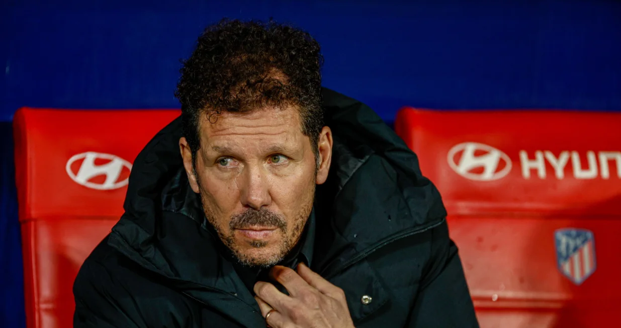 epa10396261 Atletico's head coach, Diego Pablo Simeone, reacts before the Spanish LaLiga soccer match between Atletico de Madrid and FC Barcelona at Civitas Metropolitano stadium in Madrid, Spain, 08 January 2023. EPA/Rodrigo Jimenez/Foto: Rodrigo Jimenez