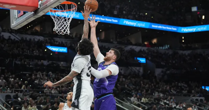 Jan 19, 2026; San Antonio, Texas, USA; Utah Jazz center Jusuf Nurkic (30) shoots over San Antonio Spurs forward Julian Champagnie (30) in the first half at Frost Bank Center. Mandatory Credit: Daniel Dunn-Imagn Images/Foto: Daniel Dunn