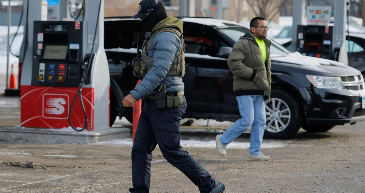 A U.S. Immigration and Customs Enforcement agent walks back to his vehicle after a stop at a gas station convenience store, after an ICE agent fatally shot Renee Nicole Good, in Minneapolis, Minnesota, U.S., January 19, 2026. REUTERS/Brian Snyder/Brian Snyder