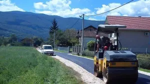 Asfaltiranje ceste Stara pruga u Sanici/