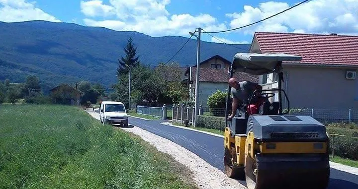 Asfaltiranje ceste Stara pruga u Sanici/